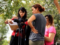 En el set, el equipo de producción dando indicaciones. ESPECIAL /