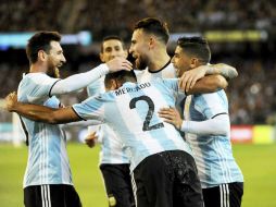 En un amistoso con aroma a partido oficial, la Albiceleste, dirigida por Lionel Messi, fue más eficaz que un Brasil sin Neymar. EFE / J. Castro