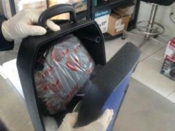 Dentro de un reproductor de audio de 8 pulgadas se localizó un paquete con un kilo 118 gramos de polvo blanco. ESPECIAL / Policía Federal