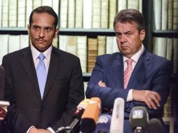 El ministro de Relaciones Exteriores de Qatar, Mohamed Bin  (izq), junto a su homólogo alemán, Sigmar Gabriel (der). AP / P. Ditfurth