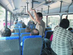Una de las advertencias que se hizo a los transportistas de la ruta de 'lujo' fue que no deben llevar gente parada en el recorrido. EL INFORMADOR / ARCHIVO
