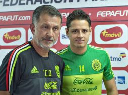 'Está haciendo que los jugadores entiendan el porqué de todo', dice Hernández (D) sobre el entrenador Osorio (I). MEXSPORT / ARCHIVO