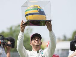 La familia de Senna obsequia a Hamilton un casco de la leyenda paulista. AP / G. Hughes
