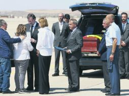 El presidente del Gobierno, Mariano Rajoy, entrega a la familia de Ignacio Echeverría la Gran Cruz del Mérito Civil. EFE /