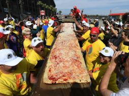 La pizza de casi dos kilómetros de extensión superó la marca registrada el año pasado en Italia. AFP / M. Ralston