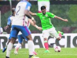 Salvador. Carlos Vela (#11) dispara para vencer al arquero norteamericano y conseguir el gol de la igualada para México. MEXSPORT /