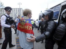 Policías detienen a un manifestante en la calle Tverskaya, en Moscú; cualquier protesta en este sitio está prohibida. EFE / S. Chirikov