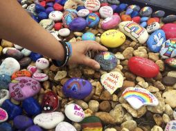 Un altar a las afueras de la discoteca luce ofrendas con flores frescas, banderas gay y escritos en memoria de las víctimas. AP / K. O'Brien