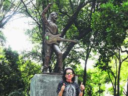 Alex Lora. El músico posó ayer durante la reinauguración de su estatua en el Parque Agua Azul. EL INFORMADOR / E. Barrera