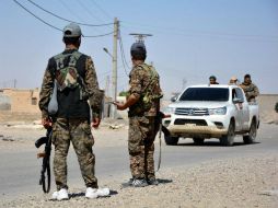 Soldados vigilan una carretera durante los enfrentamientos entre el Estado Islámico y las Fuerzas de Siria Democrática en Al Raqa. EFE / Y. Rabbie