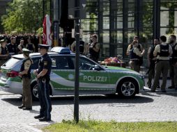 Policías resguardan las cercanías de la estación donde ocurrieron los hechos. AP / S. Hoppe