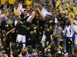 Los nuevos campeones de la NBA se consagraron la noche del lunes en el Oracle Arena al vencer por 129-120 a Cleveland. AFP / R. Martinez