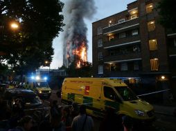 Al menos veinte ambulancias fueron enviadas a las inmediaciones del inmueble siniestrado. AFP / D. Leal-Olivas