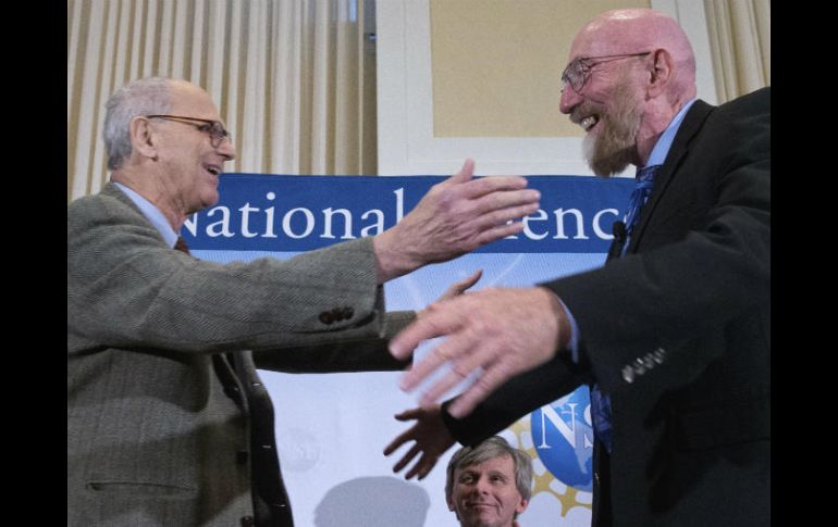 Los físicos Rainer Weiss, Kip S. Thorne, ganadores del premio internacional. EFE / S. Thew