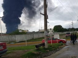 Diversas áreas de la refinería resultan inundadas, lo cual ocasiona un desbordamiento de presas de residuos y el derrame de aceite. ESPECIAL /