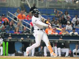 Marcell Ozuna conecta un jonrón para enfilar a su equipo, los Marlins de Miami, a la victoria sobre los Atléticos de Oakland. AP /