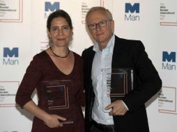 David Grossman posa junto a la traductora Jessica Cohen (i), después de ser anunciado como ganador del Man Booker. EFE / W. Oliver