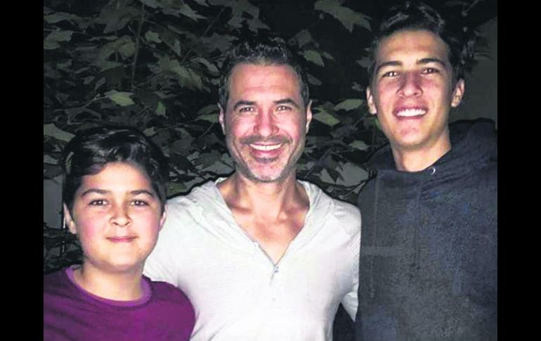 Gabriel Reyes se muestra orgullos de sus hijos. ESPECIAL /