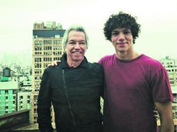 Héctor Hernández en compañía de su hijo, el afamado bailarín de ballet,  Isaac Hernández. ESPECIAL /