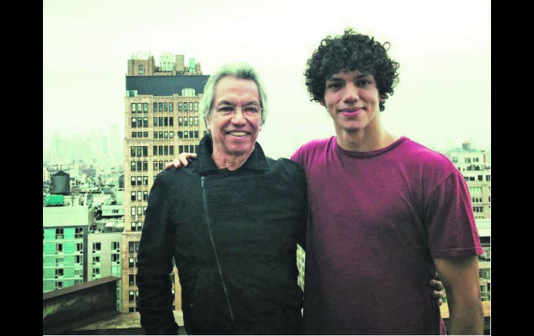 Héctor Hernández en compañía de su hijo, el afamado bailarín de ballet,  Isaac Hernández. ESPECIAL /