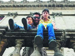 Cristian de Rivera con sus hijos, a los que alienta sin importar las adversidades. EL INFORMADOR / E. Barrera