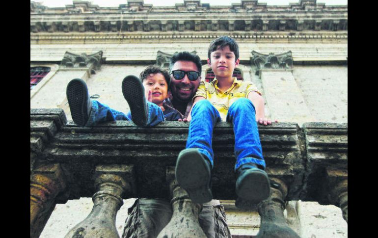 Cristian de Rivera con sus hijos, a los que alienta sin importar las adversidades. EL INFORMADOR / E. Barrera