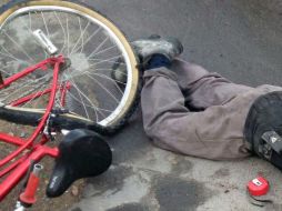 La víctima, de aproximadamente 30 a 35 años, al parecer se trasladaba con rumbo a su trabajo. ESPECIAL /