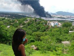 El incendio causó la muerte de un bombero de Pemex. SUN /