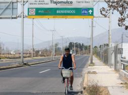 Algunos cicilistas circulan en sentido contrario para cuidarse de los camiones que invaden la ciclovía. EL INFORMADOR / M. Vargas
