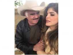 Fernández se mostró sonriente y de buen humor, incluso bromeó con la intérprete, quien olvidó una parte de la canción. INSTAGRAM / anabarbaramusic