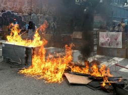 Manifestantes queman diversos objetos para crear una barricada en una protesta hoy en Caracas. EFE / M. Gutiérrez