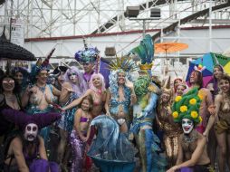 Miles de personas se congregaron en el paseo de Surf Avenue para sumergirse en la diversión que suma 35 años de festividad. AFP / A. Wroblewski