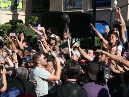 Ambos profesionales se despidieron del lugar rodeados de la multitud que no dejaba de gritar. SUN / A. Ojeda