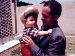 Comparte una fotografía en la que que se le ve cuando era pequeño, en brazos del señor Peña del Mazo. TWITTER / @EPN