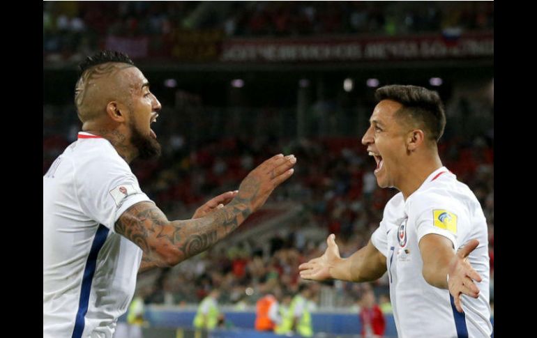 Arturo Vidal (I) y Alexis Sánchez (D) celebran la victoria de La Roja. EFE / S. Ilnitsky