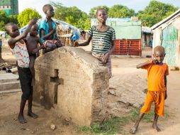 En el cementerio de Hai-Malakal se aprecia a pequeños jugando entre las tumbas, chozas de pésima construcción y alimentos insalubres. NTX / L. Pistone