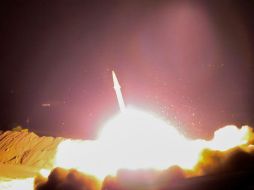 Seis misiles balísticos de tipo tierra-tierra y medio alcance fueron disparados el domingo desde el oeste de Irán. AFP / IRIB TV