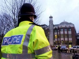 Un policía vigila delante de la mezquita de Finsbury Park, en el norte de Londres. EFE / N. Asfouri