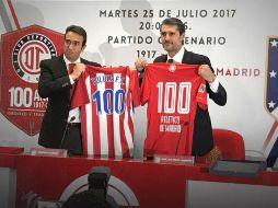 Francisco Suinaga Conde (I) vicepresidente de Toluca, presenta el juego con José Luis Caminero (D), director deportivo del 'Atleti'. TWITTER / @TolucaFC