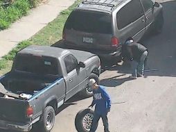 Los hombres cambiaban las llantas de una camioneta con reporte de robo, en la  lateral de Periférico y Naciones Unidas. ESPECIAL /