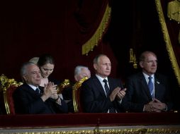 Vladimir Putin (c), y Michel Temer (i), asisten a un a un espectáculo en el Teatro Bolshói de Moscú. EFE / A. Druzhinin