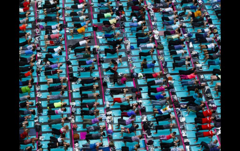 Unas 12 mil personas celebraron el solsticio de verano coincidido con el Día Internacional del Yoga. EFE / J. Lane