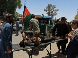 Voluntarios trasladan a uno de los heridos a una ambulancia luego de la explosión. AFP / N. Mohammad