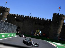 Hamilton cubre los seis mil seis metros de la pista urbana en un minuto y 41 segundos. AFP / A. Isakovic