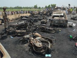 Entre los vehículos calcinados hay tres coches y 86 motocicletas, informan las autoridades. EFE / F. Kareem