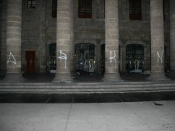 Los dos jóvenes, ambos de 16 años, ''grafitearon'' ocho columnas del recinto; según la policía. FACEBOOK / Policía Guadalajara