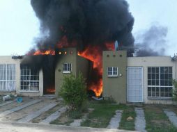 El martes una casa del fraccionamiento Arvento de Tlajomulco se incendió por almacenar combustible robado. ESPECIAL /