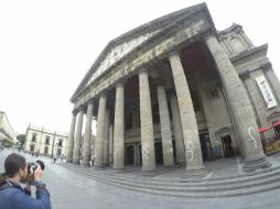 Teatro Degollado, placa de la Plaza Tapatía, muro y cabeza de Quetzalcóatl y fachada del Museo Regional sufrieron pintas. EL INFORMADOR / A. Camacho