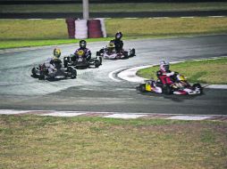 Pilotos de diferentes edades se reúnen en el Kartódromo 'Óscar Casilllas' para demostrar sus habilidades al volante. EL INFORMADOR / M. Vargas