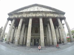 La madrugada del lunes un par de adolescentes grafitearon varias columnas del Teatro Degollado. EL INFORMADOR / ARCHIVO